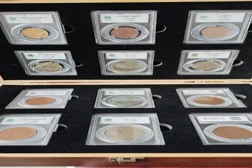 一位来自河南省郑州市的石老师，有一些藏品和老物件，急需出手，有意者联系，价格好商量。