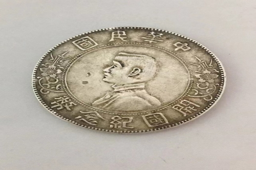 一位来自福建省福州市的吴老师，有一些藏品和老物件，急需出手，有意者联系，价格好商量。