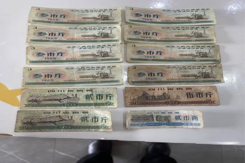 一位来自重庆市巴南区的叶老师，有一些藏品和老物件，急需出手，有意者联系，价格好商量。