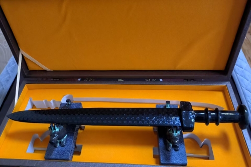 一位来自湖北宜昌市的刘老师，有一些藏品和老物件，急需出手，有意者联系，价格好商量。