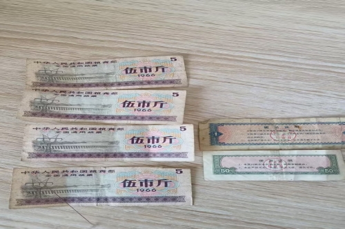 一位来自黑龙江省牡丹江的杨老师，有一些藏品和老物件，急需出手，有意者联系，价格好商量。