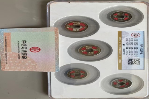 一位来自北京市海淀区的何老师，有一些藏品和老物件，急需出手，有意者联系，价格好商量。