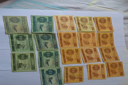 一位来自北京市的孟老师，有一些藏品和很好的老物件，急需找到爱好的收藏家，有意者请联系我。目前藏友老师比较着急，只要您是真心诚意想要收藏，一切好商量。