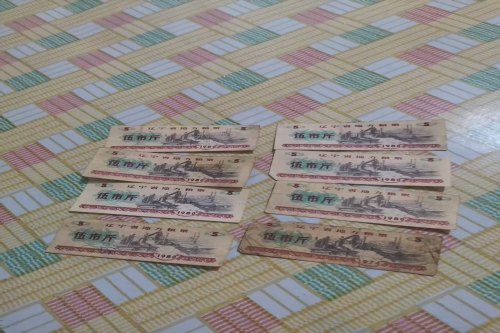 一位来住辽宁省丹东市的胡老师，有一些藏品和老物件，急需出手，有意者联系，价格好商量。