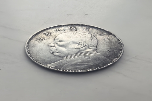 一位来住江西省宜春市的黄老师，有一些藏品和老物件，急需出手，有意者联系，价格好商量。，