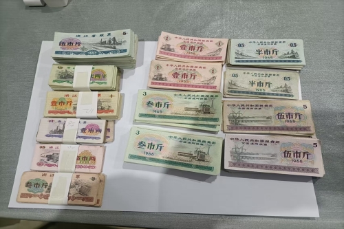  一位来自浙江省绍兴的祝老师，有一些藏品和老物件，急需出手，有意者联系，价格好商量。