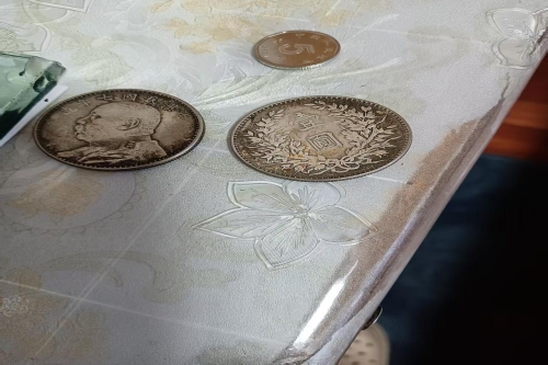 一位来自甘肃省兰州市的褚老师，有一些藏品和很好的老物件，急需找到爱好的收藏家，有意者请联系我。目前藏友老师比较着急，只要您是真心诚意想要收藏，一切好商量。