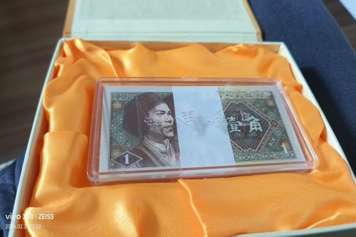一位来自上海市的胡老师，有一些藏品和很好的老物件，急需找到爱好的收藏家，有意者请联系我。目前藏友老师比较着急，只要您是真心诚意想要收藏，一切好商量。