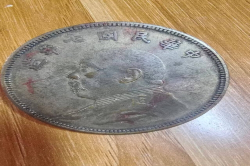 一位来自辽宁省朝阳市的李老师，有一些藏品和很好的老物件，急需找到爱好的收藏家，有意者请联系我。目前藏友老师比较着急，只要您是真心诚意想要收藏，一切好商量。