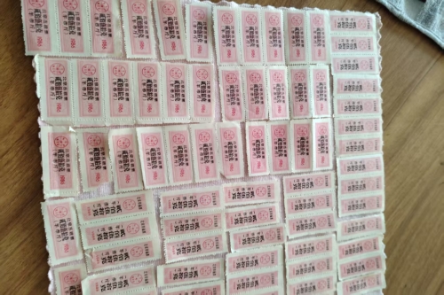  一位来自北京市朝阳区的可老师，有一些藏品和老物件，急需出手，有意者联系，价格好商量。