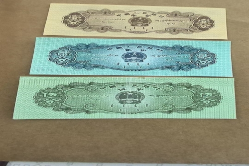 一位来自广东省汕尾市的黎老师，有一些藏品和老物件，急需出手，有意者联系，价格好商量。