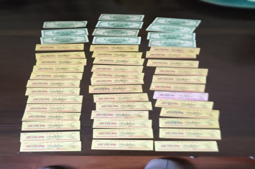 一位来住江苏南京市的倪老师，有一些藏品和老物件，急需出手，有意者联系，价格好商量。