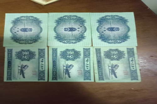 一位来自新疆的倪老师，有一些藏品和老物件，急需出手，有有意者联系，价格好商量。