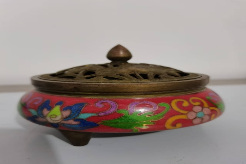 一位来自安徽省宣城市的许老师，有一些藏品和很好的老物件，急需找到爱好的收藏家，有意者请联系我。目前藏友老师比较着急，只要您是真心诚意想要收藏，一切好商量。