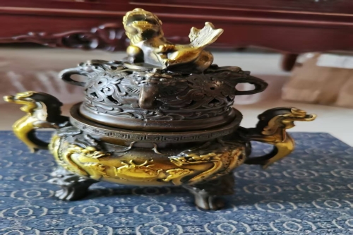 一位来自广西省南宁市的梁老师，有一些藏品和很好的老物件，急需找到爱好的收藏家，有意者请联系我。目前藏友老师比较着急，只要您是真心诚意想要收藏，一切好商量。