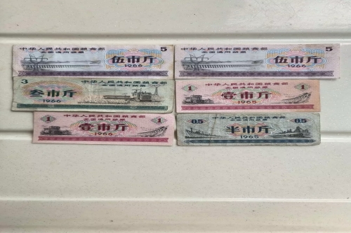 一位来自浙江省宁波市的蔡老师，有一些藏品和老物件，急需出手，有意者联系，价格好商量。