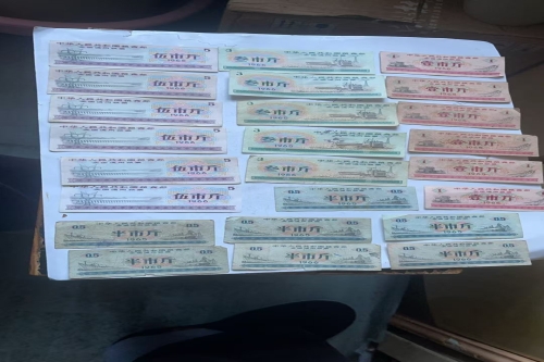 一位来自湖南省郴州市的李老师，有一些藏品和很好的老物件，急需找到爱好的收藏家，有意者请联系我。目前藏友老师比较着急，只要您是真心诚意想要收藏，一切好商量。