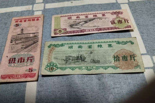 一位来住湖南省长沙市的王老师，有一些藏品和老物件，急需出手，有意者联系，价格好商量。