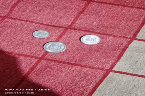 一位来自黑龙江的姜老师，有一些藏品和老物件，急需出手，有意者联系，价格好商量。