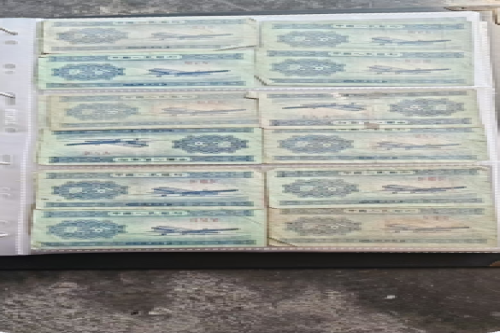 一位来自湖南省常德市的曾老师，有一些藏品和老物件，急需出手，有意者联系，价格好商量。