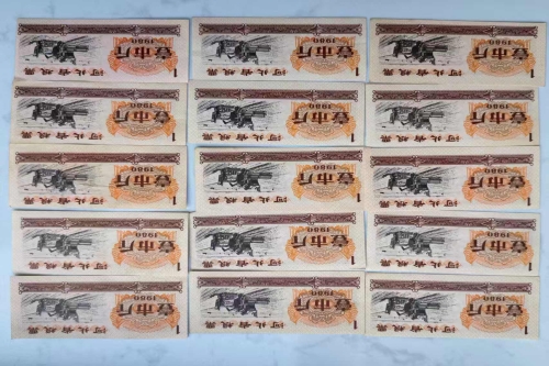 一位来自广西的芦老师，有一些藏品和老物件，急需出手，有意者联系，价格好商量。