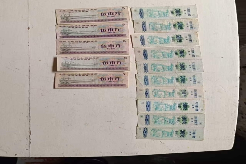 一位来自天津市河东区的张老师，有一些藏品和很好的老物件，急需找到爱好的收藏家，有意者请联系我。目前藏友老师比较着急，只要您是真心诚意想要收藏，一切好商量。