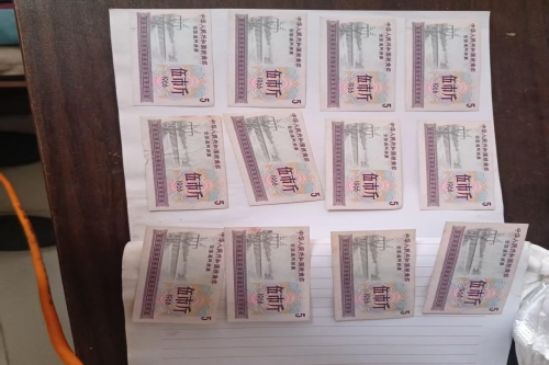 一位来山西省吕梁市的刘老师，有一些藏品和老物件，急需出手，有意者联系，价格好商量。