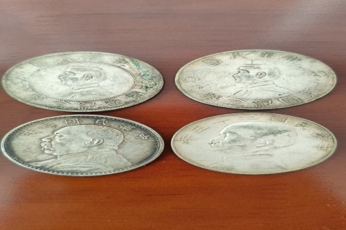 一位来自甘肃省的曹老师，有一些藏品和老物件，急需出手，有意者联系，价格好商量。