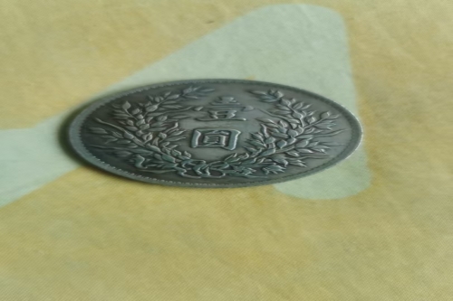 一位来自上海市浦东新区的郝老师，有一些藏品和老物件，急需出手，有意者联系，价格好商量。