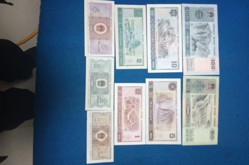 一位来自四川省的万老师，有一些藏品和老物件，急需出手，有意者联系，价格好商量。