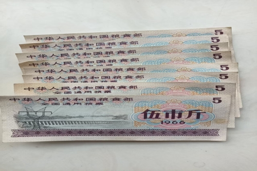 一位来自河北保定市的张老师，有一些藏品和老物件，急需出手，有意者联系，价格好商量。