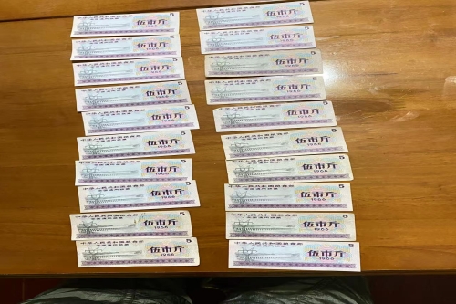一位来自上海市长宁区的戴老师，有一些藏品和很好的老物件，急需找到爱好的收藏家，有意者请联系我。目前藏友老师比较着急，只要您是真心诚意想要收藏，一切好商量。