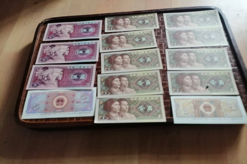 一位来自江苏省的张老师，有一些藏品和老物件，急需出手，有意者联系，价格好商量。 