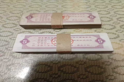 一位来自河北省石家庄市的柳老师，有一些藏品和老物件，急需出手，有意者联系，价格好商量。