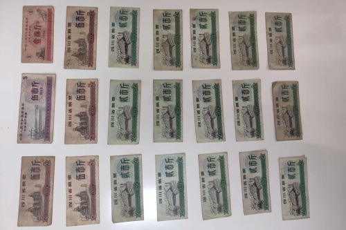 吴老师，有一些藏品和老物件，急需出手，有意者联系，价格好商量。