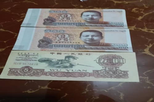 一位来自广西壮族自治区的卜老师，有一些藏品和老物件，急需出手，有意者联系，价格好商量。