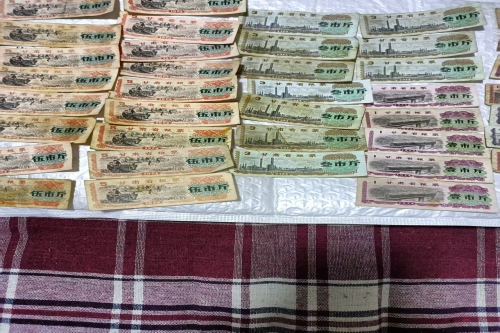 一位来自甘肃省定西市的罗老师，有一些藏品和老物件，急需出手，有意者联系，价格好商量。