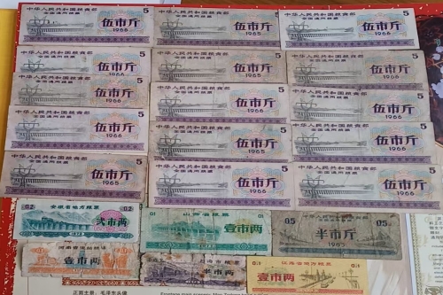 一位来自的江苏省盐城市的张老师，有一些藏品和很好的老物件，急需找到爱好的收藏家，有意者请联系我。目前藏友老师比较着急，只要您是真心诚意想要收藏，一切好商量。。