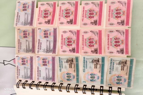 一位来自辽宁省抚顺市的刘老师，有一些藏品和老物件，急需出手，有意者联系，价格好商量。