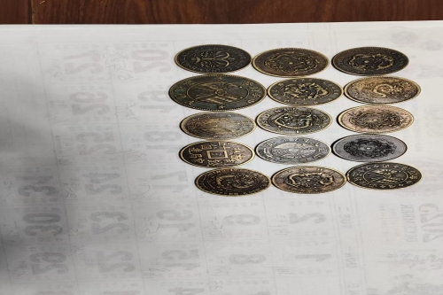 一位来自广东省韶关市的莫老师，有一些藏品和老物件，急需出手，有意者联系，价格好商量。