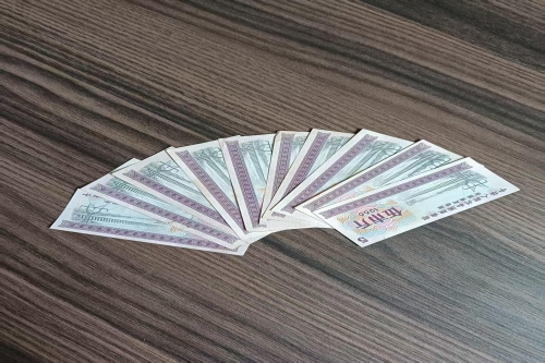 一位来自江苏省泰州市的王老师，有一些藏品和老物件，急需出手，有意者联系，价格好商量。