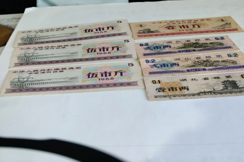 一位来自湖北省武汉市的涂老师，有一些藏品和老物件，急需出手，有意者联系，价格好商量。