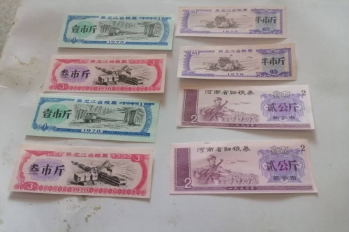 一位来自江苏省的张老师，有一些藏品和老物件，急需出手，有意者联系，价格好商量。 