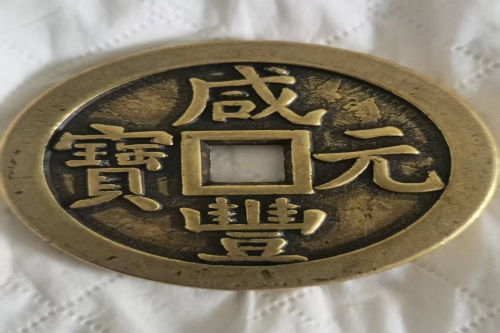 一位来自河南省的范老师，有一些藏品和老物件，急需出手，有意者联系，价格好商量。 