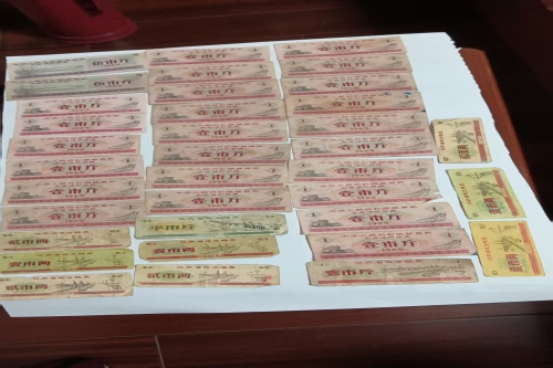 一位来自江苏省无锡市的孙老师，有一些藏品和很好的老物件，急需找到爱好的收藏家，有意者请联系我。目前藏友老师比较着急，只要您是真心诚意想要收藏，一切好商量。