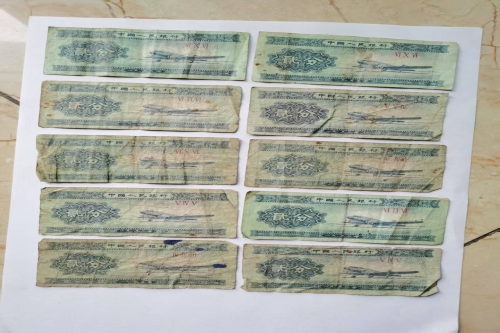 一位来自重庆万州区的秦老师，有一些藏品和很好的老物件，急需找到爱好的收藏家，有意者请联系我。目前藏友老师比较着急，只要您是真心诚意想要收藏，一切好商量。