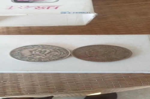 一位来住湖南邵阳的曾老师，有一些藏品和老物件，急需出手，有意者联系，价格好商量。