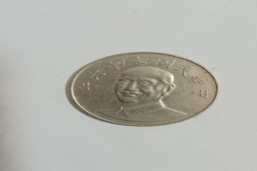 一位来住上海市金山区的顾老师，有一些藏品和老物件，急需出手，有意者联系，价格好商量。