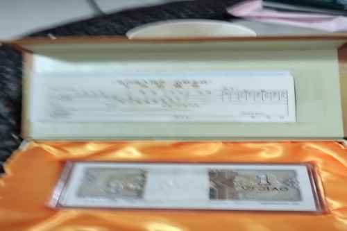 一位来住河北省石家庄市的王老师，有一些藏品和老物件。急需出手，有意者联系，价格好商量。