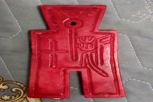 一位来自江苏省无锡市的陈老师，有一些藏品和老物件，急需出手，有意者联系，价格好商量。